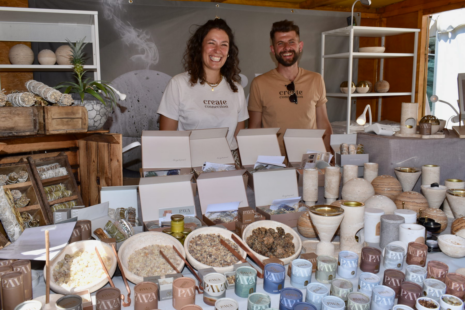 Paul und Eva die Gründer von PAVA FUMA in ihrem Marktstand auf dem Tollwoodfestival