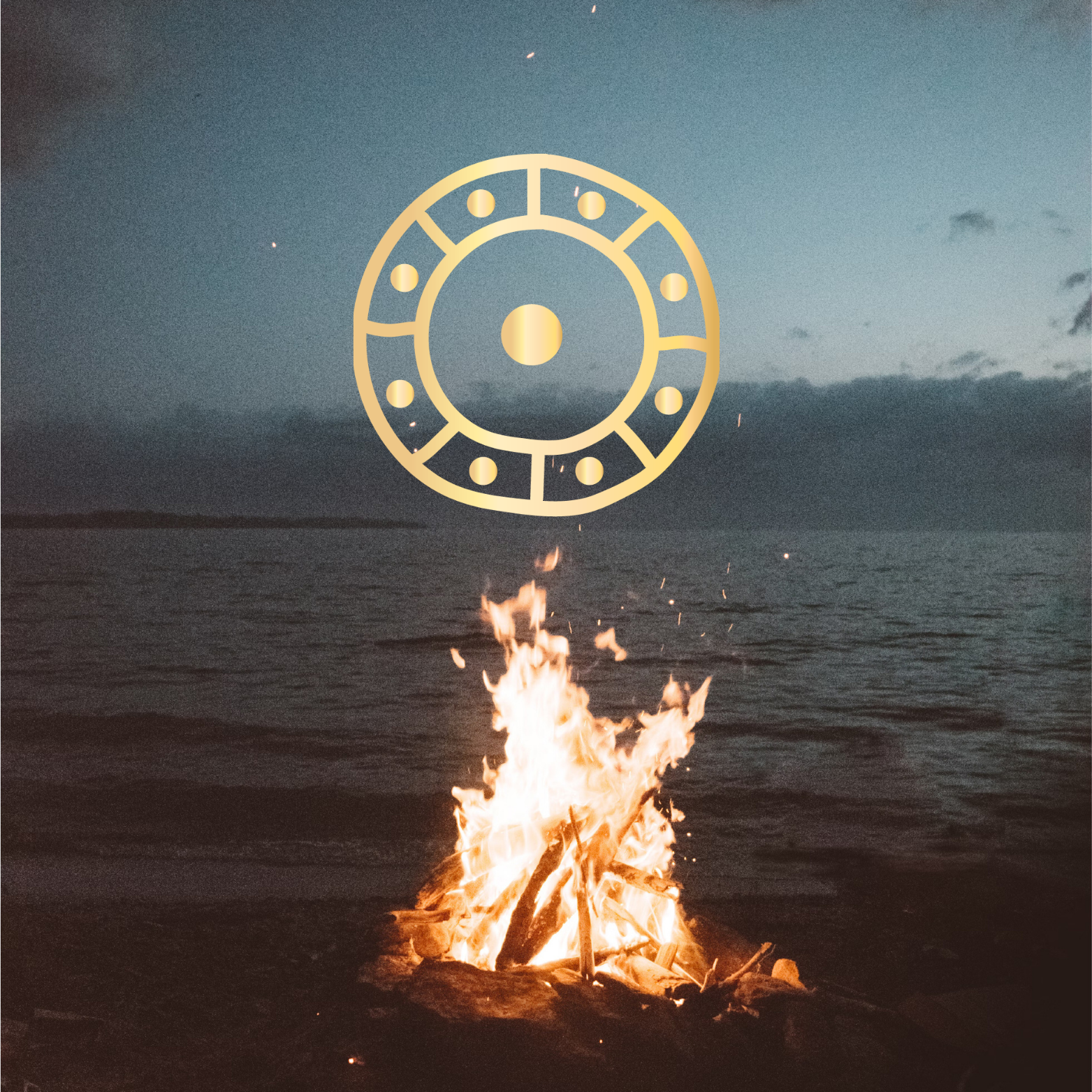 großes Feuer an einem Ufer mit dem goldenen Symbol des Jahresrads gestempelt