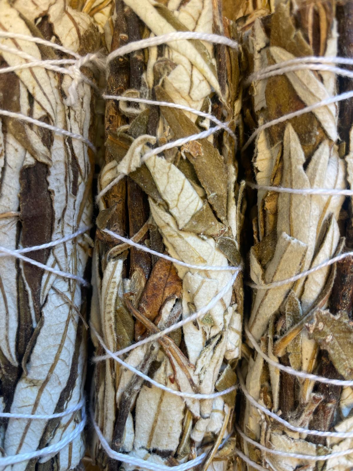 Nahaufnahme mehrerer Yerba Santa Räucherbündel 
