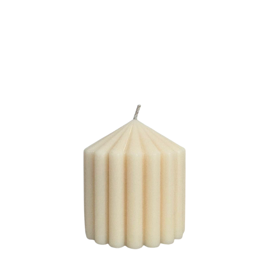 Stumpenkerze in Säulenform geriffelt in schönem natürlichen beige