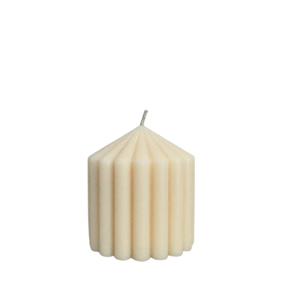 Stumpenkerze in Säulenform geriffelt in schönem natürlichen beige