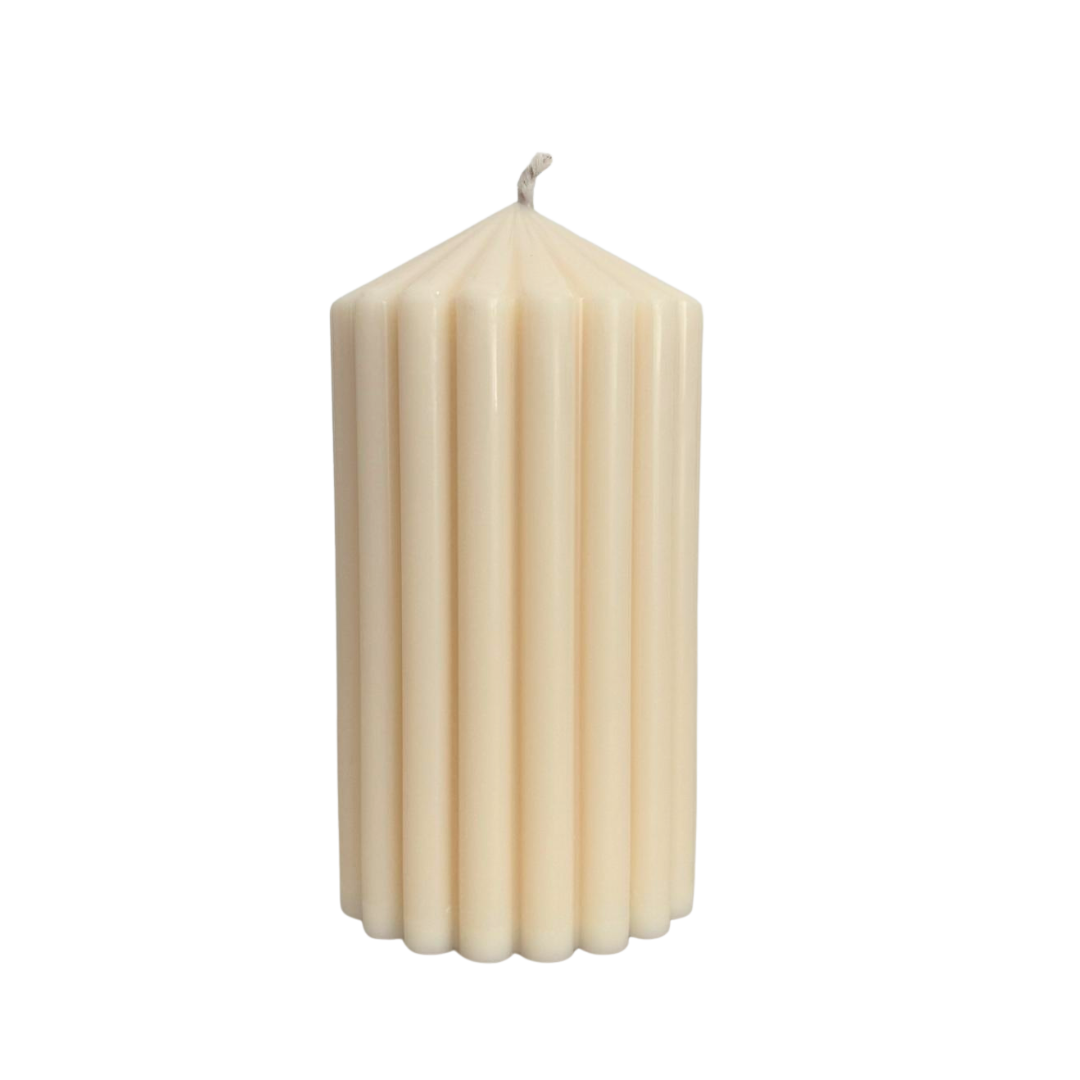Mittelgroße Stumpenkerze in der Farbe beige mit geriffeltem Muster