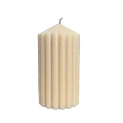 Mittelgroße Stumpenkerze in der Farbe beige mit geriffeltem Muster