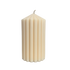 Mittelgroße Stumpenkerze in der Farbe beige mit geriffeltem Muster