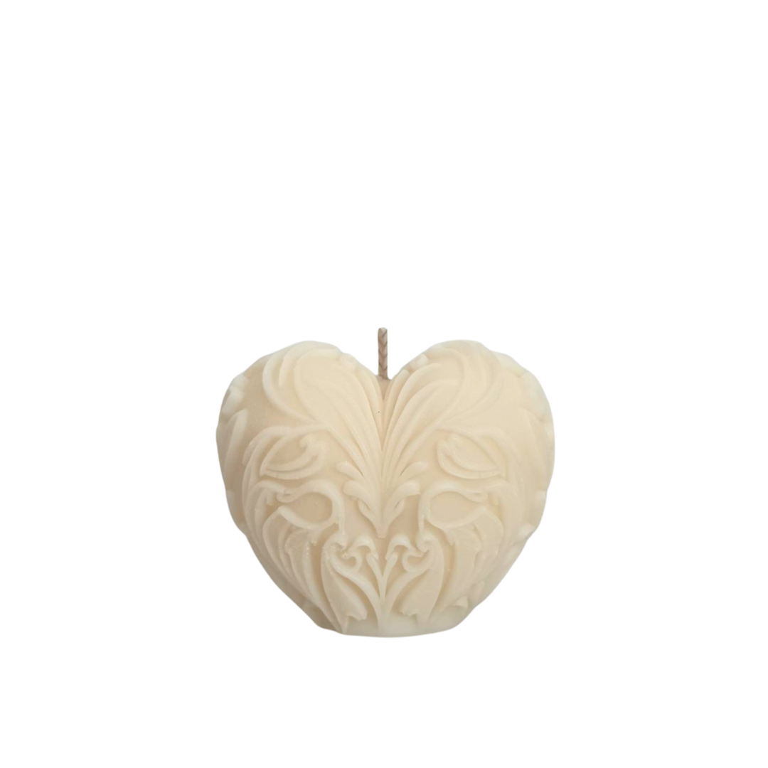 Herzförmige Kerze mit wunderschönen Ornamenten in Offwhite