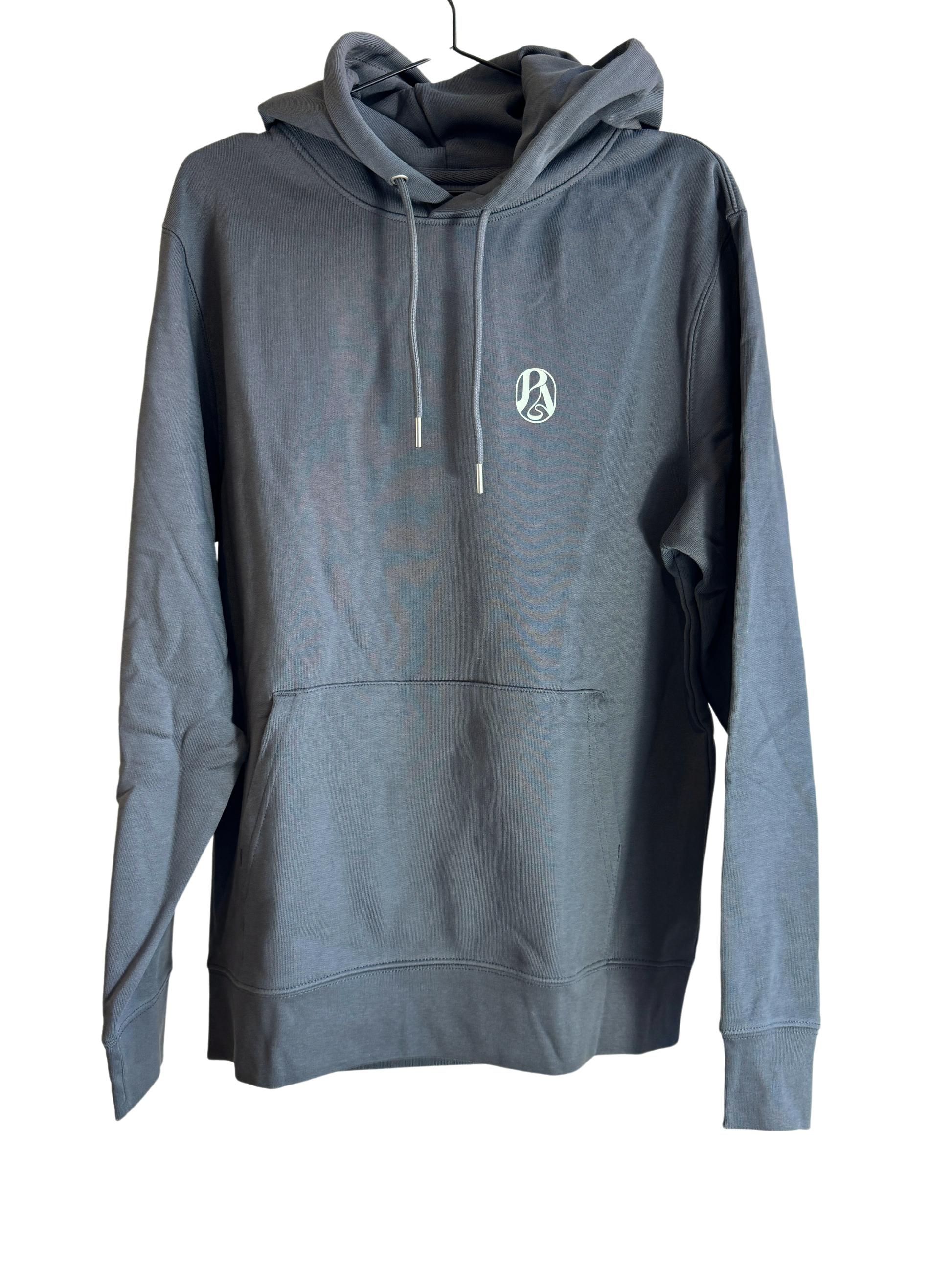 PAVA "Wheeler" Hoodie – Anthracite, 100% Bio-Baumwolle, auf der linken Brust Kleines Signet-Logo.
Hoodie mit Kapuze und Kordel, Vorderansicht.