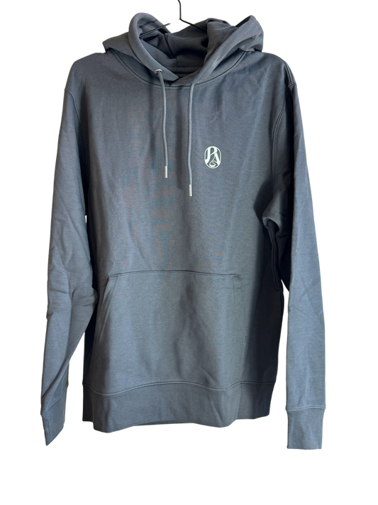 PAVA "Wheeler" Hoodie – Anthracite, 100% Bio-Baumwolle, auf der linken Brust Kleines Signet-Logo.
Hoodie mit Kapuze und Kordel, Vorderansicht.