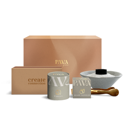 Räucherset zur energetischen Hausreinigung von PAVA FUMA – mit großer Geschenkbox, „Create Connection“-Zündholzschachtel, Räuchermischung „Purify“, Hojari Superior Weihrauch, Räuchersand, Kohletabletten, grauer Räucherschale aus Stein und goldfarbener Räucherzange – ideal für dein Reinigungsritual zu Hause.