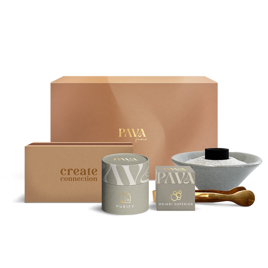 Räucherset zur energetischen Hausreinigung von PAVA FUMA – mit großer Geschenkbox, „Create Connection“-Zündholzschachtel, Räuchermischung „Purify“, Hojari Superior Weihrauch, Räuchersand, Kohletabletten, grauer Räucherschale aus Stein und goldfarbener Räucherzange – ideal für dein Reinigungsritual zu Hause.