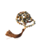 Eine handgeknüpfte Mala-Kette aus matten Amazonit-Perlen in sanften Naturtönen von Grün, Grau, Beige und Rotbraun. Die Kette ist spiralförmig gelegt und mit einer dunkel schimmernden Quaste sowie einer hellen Holz-Guru-Perle versehen. Das Schmuckstück ist freigestellt vor neutralem Hintergrund dargestellt und eignet sich ideal für Meditation, Erdung und Momente der inneren Balance.