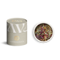Jahreskreis Räuchermischung Beltane von PAVA FUMA – elegante, naturfarbene Tube mit goldener Jahreskreis-Prägung. Daneben die geöffnete Tube von oben: sichtbar ist eine sinnliche Komposition aus Rosenblättern, Lavendel, Harzen und frischen Kräutern – inspiriert vom Feuerfest der Lebensfreude, Sinnlichkeit und des Neubeginns.