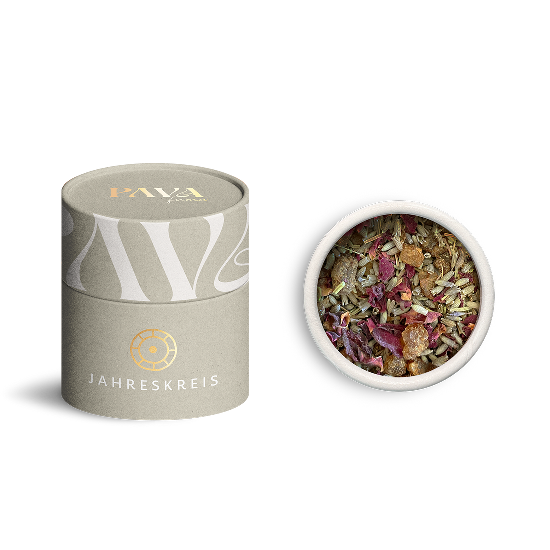Jahreskreis Räuchermischung Beltane von PAVA FUMA – elegante, naturfarbene Tube mit goldener Jahreskreis-Prägung. Daneben die geöffnete Tube von oben: sichtbar ist eine sinnliche Komposition aus Rosenblättern, Lavendel, Harzen und frischen Kräutern – inspiriert vom Feuerfest der Lebensfreude, Sinnlichkeit und des Neubeginns.