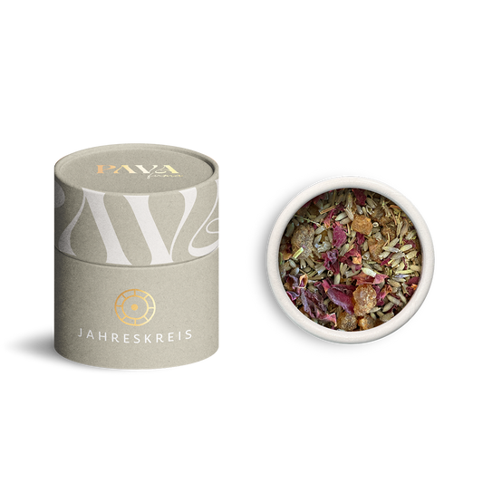 Jahreskreis Räuchermischung Beltane von PAVA FUMA – elegante, naturfarbene Tube mit goldener Jahreskreis-Prägung. Daneben die geöffnete Tube von oben: sichtbar ist eine sinnliche Komposition aus Rosenblättern, Lavendel, Harzen und frischen Kräutern – inspiriert vom Feuerfest der Lebensfreude, Sinnlichkeit und des Neubeginns.