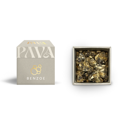 Alt-Text:
Benzoe von PAVAFUMA – links die elegante, hellgraue Box mit goldenem Logo und der Aufschrift „BENZOE“, rechts daneben die geöffnete Verpackung von oben mit grobkörnigem, schwarzbraunem Harz, das teils weiße Kristallspuren zeigt. Der süßlich-warme Duft von Benzoe wird traditionell für beruhigende und herzöffnende Räucherrituale eingesetzt.
