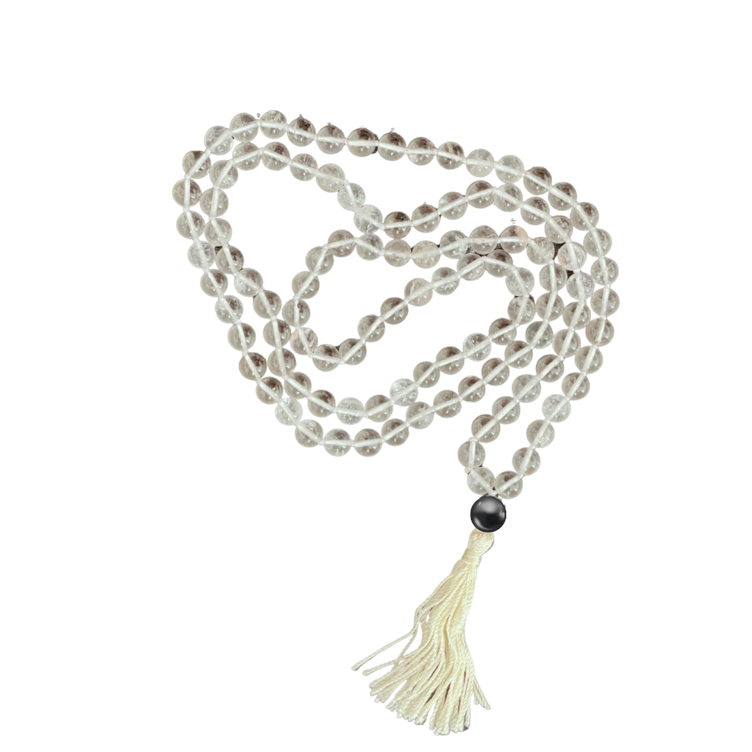 Filigrane Mala-Kette aus klaren, facettierten Bergkristallperlen – 108 Stück an der Zahl – kunstvoll auf einem hellen Band geknüpft. Die Kette ist locker geschwungen auf schwarzem Hintergrund arrangiert und wird durch eine schwarze Guru-Perle sowie eine cremefarbene Quaste abgerundet. Ideal für Meditation, Achtsamkeitspraxis oder als lichtvolles Schmuckstück mit klärender Ausstrahlung.