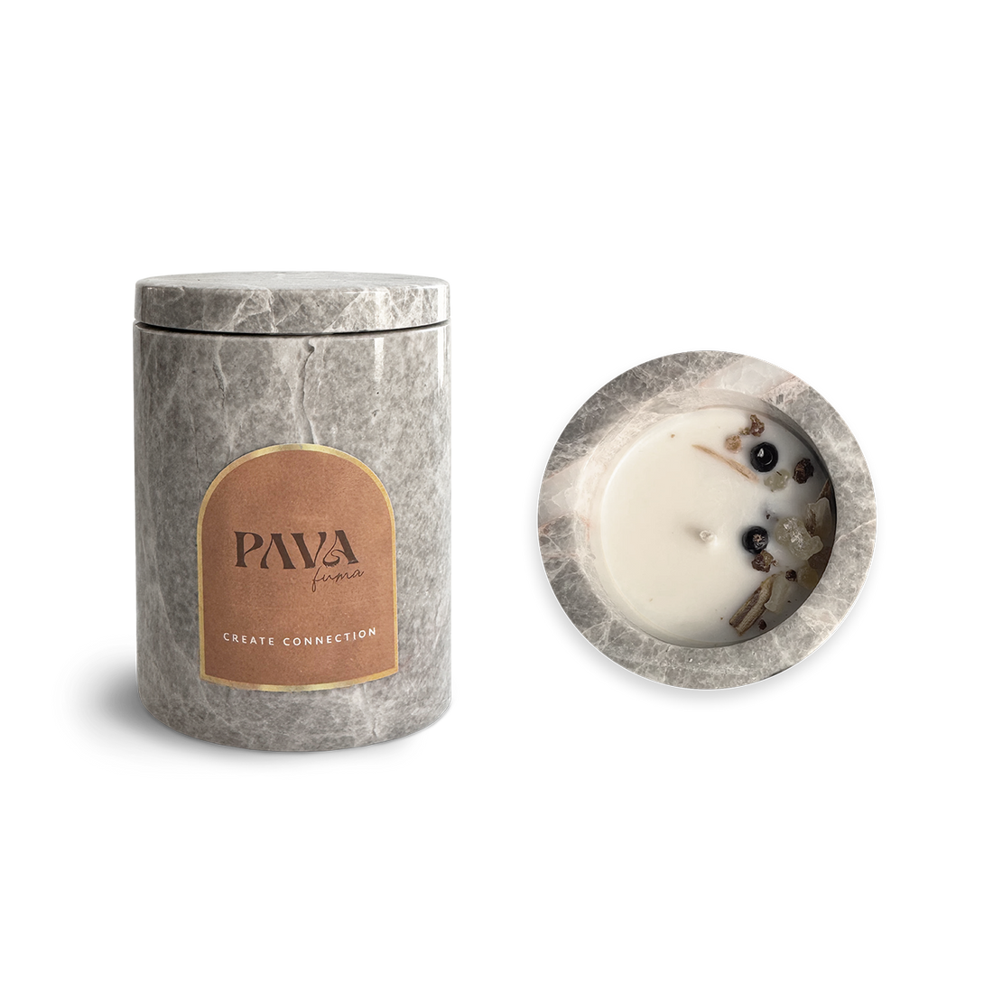 Edle Duftkerze „Center Yourself“ im zylindrischen Gefäß aus grauem Naturstein – mit Myrrhe, Weihrauch, Wacholder und Palo Santo für zentrierende Rituale und Momente der Achtsamkeit.