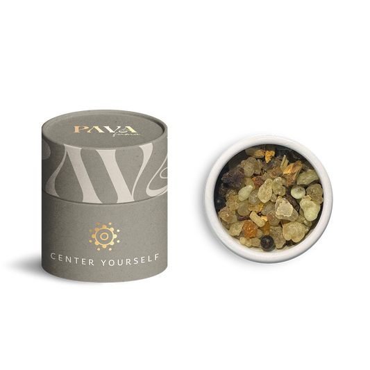 PAVA FUMA Räuchermischung ‚Center Yourself‘ – stilvolle Produktverpackung in Form einer Tube sowie geöffnete Tube mit sichtbarer Mischung aus naturbelassenem Weihrauchharz, Kräutern und Gewürzen – ideal für Meditation, Achtsamkeit und innere Balance.