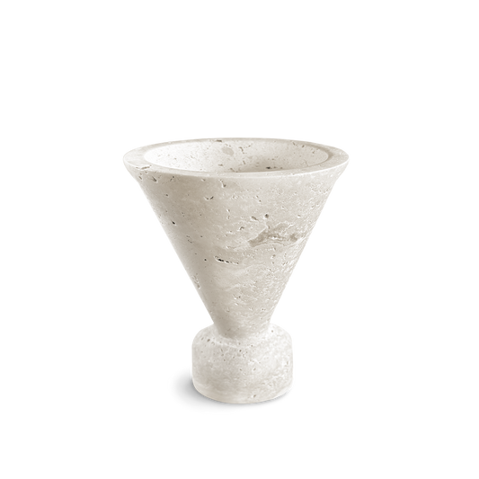 Räucherkelch aus Travertin – ein naturbelassenes Gefäß mit konischer Form, perfekt geeignet für Harze, Kohle und Räuchermischungen. Der helle Naturstein verleiht dem Kelch eine edle, handwerkliche Anmutung und macht ihn zum stilvollen Begleiter für Rituale, Meditation und Raumreinigung. Design by PAVAFUMA – Tradition trifft Ästhetik