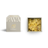 Copal von PAVAFUMA – links die stilvolle, helle Box mit elegantem goldenen Logo und der Aufschrift „COPAL“, rechts daneben die geöffnete Verpackung von oben, die mit goldgelben bis bernsteinfarbenen Copal-Harzstücken gefüllt ist. Der klare, warme Duft dieses Naturharzes stammt aus Mittel- und Südamerika und wird traditionell für energetische Reinigungsrituale verwendet.