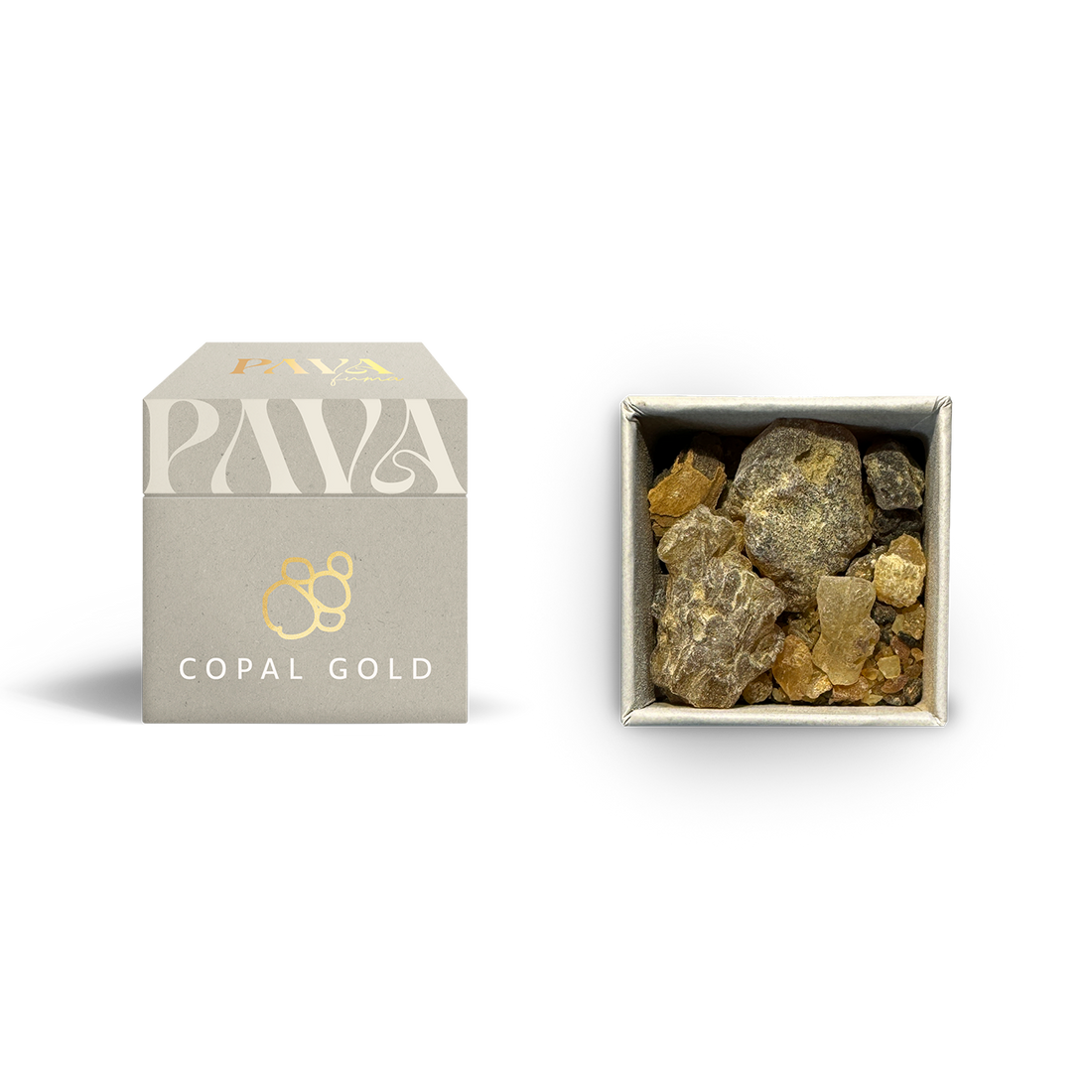 Copal Gold von PAVAFUMA – links die hochwertige, hellgraue Verpackung mit goldener Prägung und stilvollem Schriftzug. Rechts daneben die geöffnete Box mit groben, bernsteinfarbenen Harzbrocken in verschiedenen Schattierungen. Dieses Copal verströmt beim Räuchern einen warmen, leicht süßlichen Duft und eignet sich ideal für spirituelle Rituale, Meditation und energetische Reinigung.