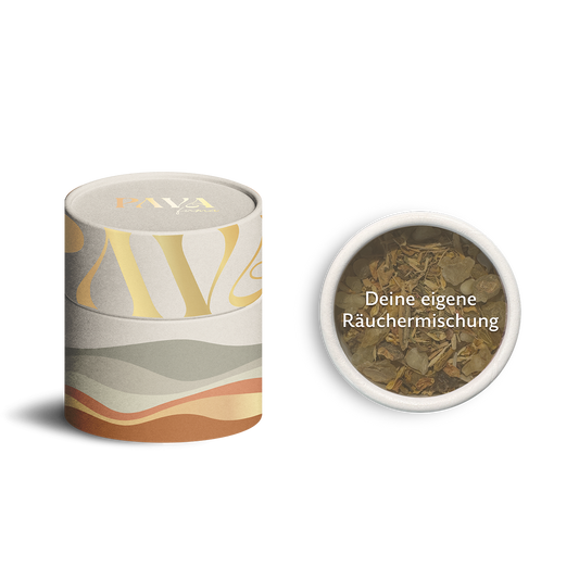 Personalisierbare Räuchermischung von PAVAFUMA in einer stilvollen Design-Tube mit abstraktem Naturmotiv. Daneben eine geöffnete Tube mit individueller Mischung aus Harzen und Kräutern, beschriftet mit „Deine eigene Räuchermischung“. Ideal für kreative Rituale, persönliche Duftkompositionen und spirituelle Achtsamkeit. Natürlich, hochwertig und individuell.