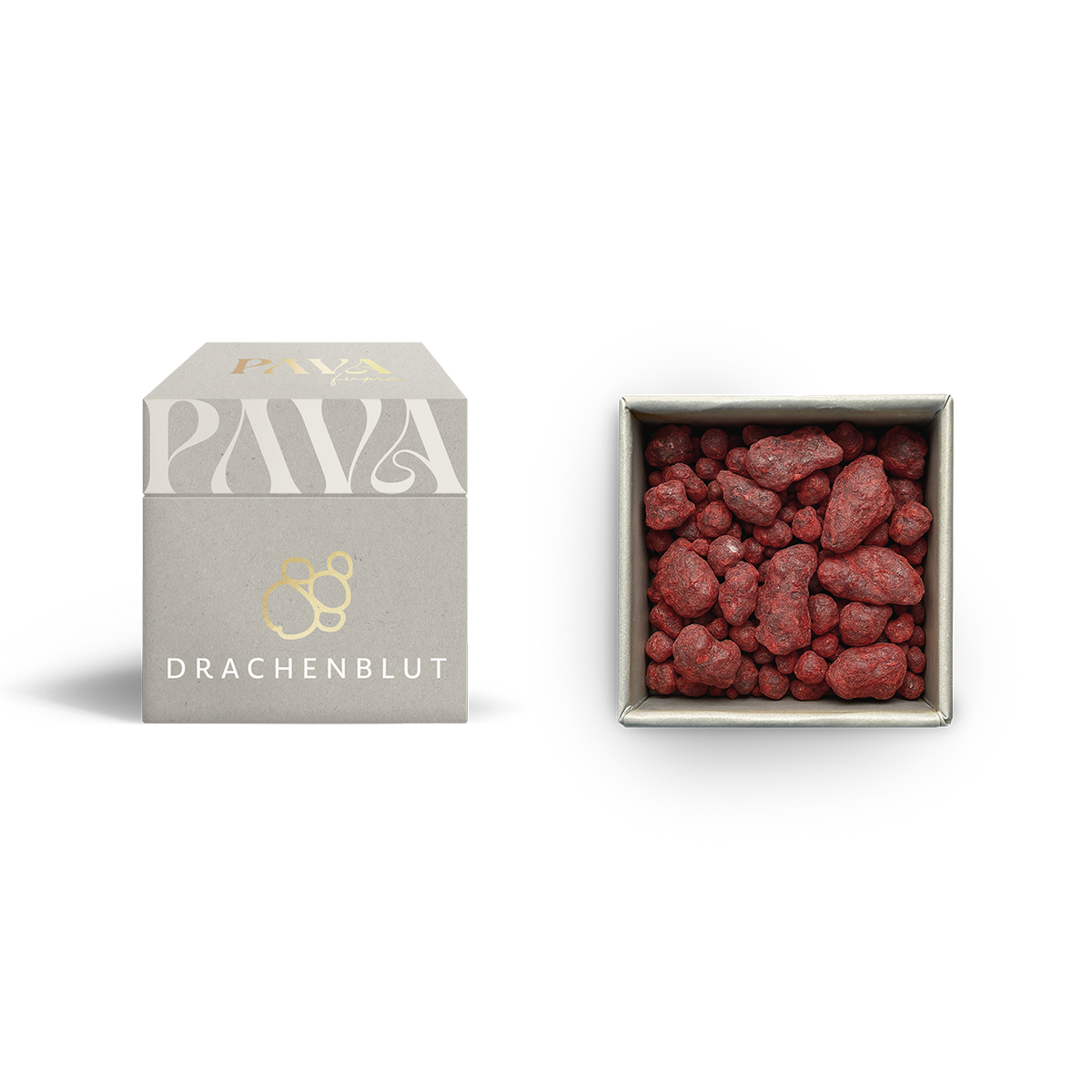 Drachenblut-Harz von PAVAFUMA – links im Bild die elegante, hellgraue Produktverpackung mit goldener Prägung und stilvollem Design. Rechts daneben die geöffnete Box mit leuchtend roten Harzbrocken in unterschiedlichen Größen. Das kraftvolle Drachenblut wird traditionell zum Räuchern verwendet und eignet sich ideal zur energetischen Reinigung, zum Schutz sowie zur Intensivierung von Ritualen.