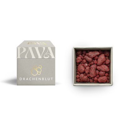 Drachenblut-Harz von PAVAFUMA – links im Bild die elegante, hellgraue Produktverpackung mit goldener Prägung und stilvollem Design. Rechts daneben die geöffnete Box mit leuchtend roten Harzbrocken in unterschiedlichen Größen. Das kraftvolle Drachenblut wird traditionell zum Räuchern verwendet und eignet sich ideal zur energetischen Reinigung, zum Schutz sowie zur Intensivierung von Ritualen.
