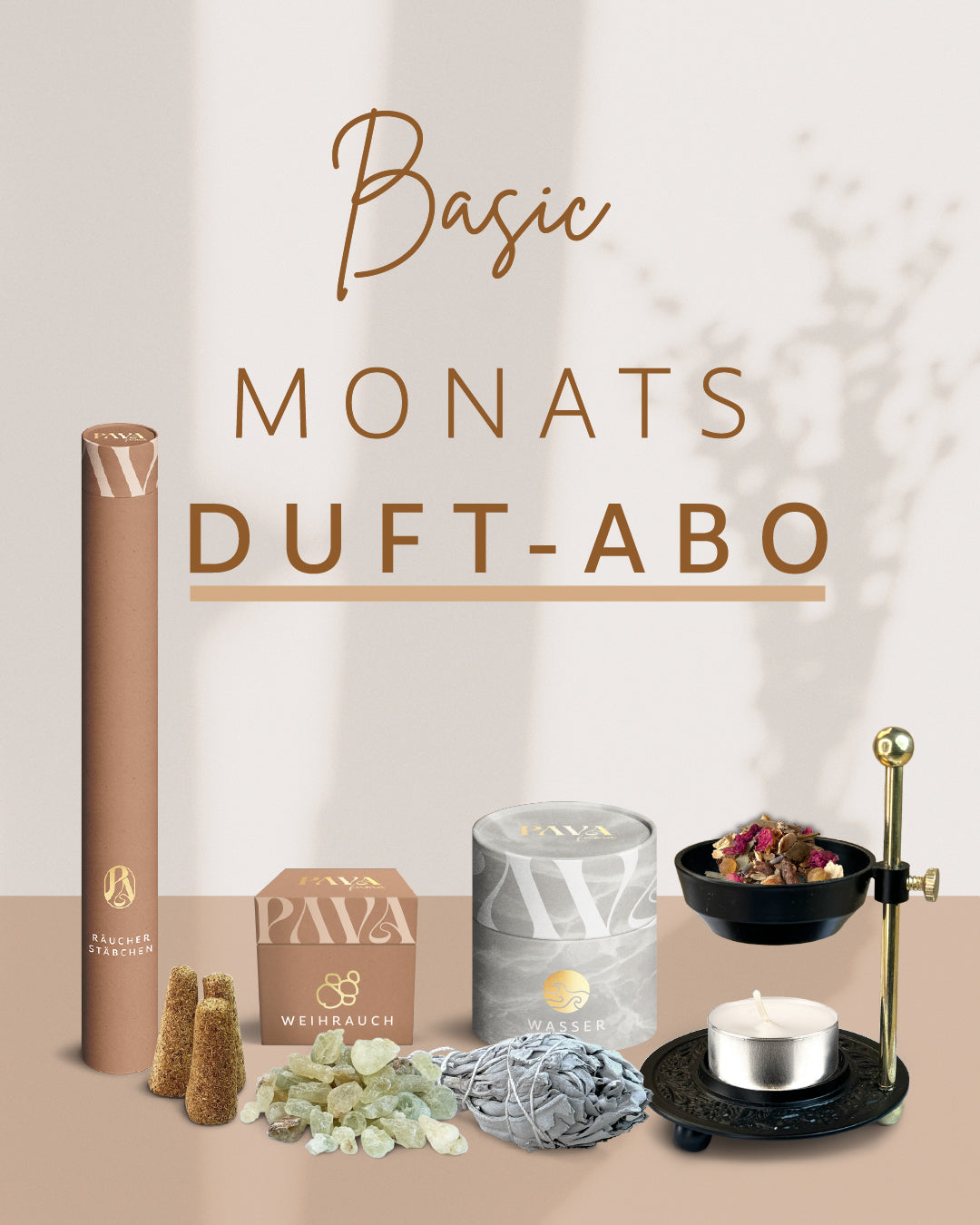 Abbildung des Basic Monats Duft-Abos von PAVA FUMA: ein harmonisch arrangiertes Set aus naturbelassenem Weihrauch, weißen Salbei-Bündeln, drei goldenen Räucherkegeln, einer Dose mit der Wasser-Räuchermischung, einer Packung Räucherstäbchen sowie einem schwarzen Siebstövchen mit Teelicht und Blüten. Alles vor stilisiertem, hellem Hintergrund mit edler Schrift.