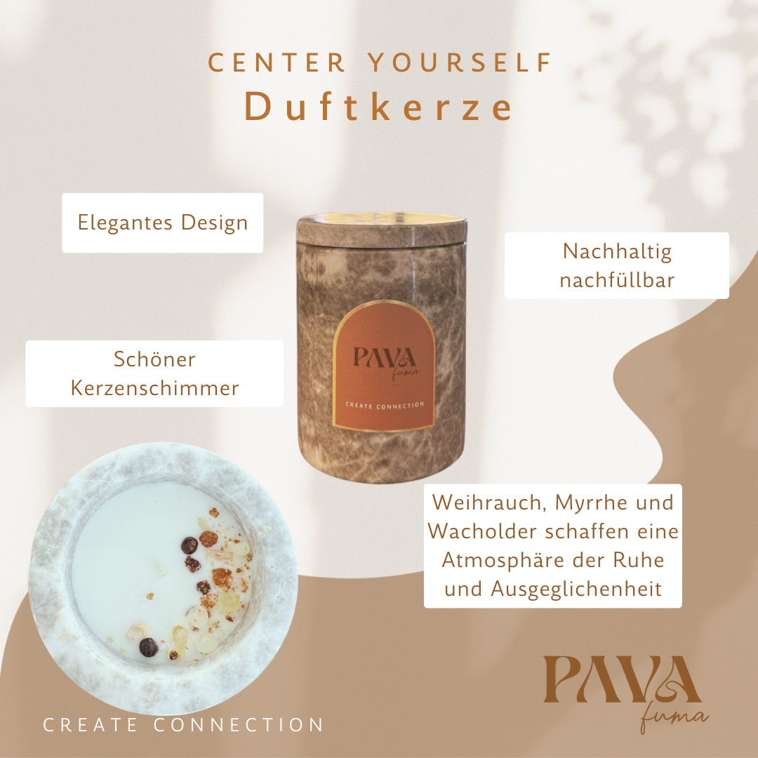 Nachfüllbare Duftkerze Center Yourself im edlen Marmorgefäß mit warmem Naturton. Die Kerze enthält echte Harzstücke von Weihrauch und Myrrhe sowie Wacholderbeeren – eine Komposition für innere Ruhe und Ausgeglichenheit. Textlabels wie „Elegantes Design“, „Nachhaltig nachfüllbar“, „Schöner Kerzenschimmer“ und „Weihrauch, Myrrhe und Wacholder schaffen eine Atmosphäre der Ruhe und Ausgeglichenheit“ unterstreichen die Eigenschaften. Im Hintergrund: weiche Lichtstimmung, Markenclaim „Create Connection“ und das P