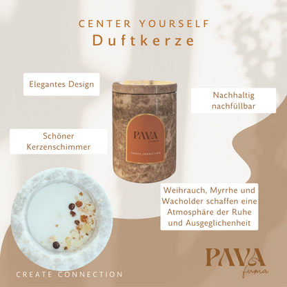 Nachfüllbare Duftkerze Center Yourself im edlen Marmorgefäß mit warmem Naturton. Die Kerze enthält echte Harzstücke von Weihrauch und Myrrhe sowie Wacholderbeeren – eine Komposition für innere Ruhe und Ausgeglichenheit. Textlabels wie „Elegantes Design“, „Nachhaltig nachfüllbar“, „Schöner Kerzenschimmer“ und „Weihrauch, Myrrhe und Wacholder schaffen eine Atmosphäre der Ruhe und Ausgeglichenheit“ unterstreichen die Eigenschaften. Im Hintergrund: weiche Lichtstimmung, Markenclaim „Create Connection“ und das P