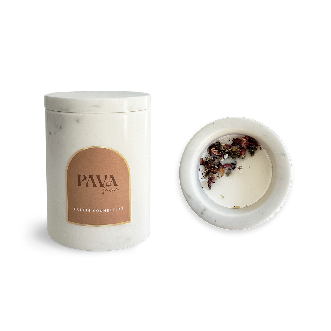 Amore Duftkerze „Create Connection“ von PAVA FUMA – in einem edlen Gefäß aus weißem italienischem Marmor mit sanften Maserungen. Der geöffnete Blick auf die Kerze zeigt naturbelassene Blüten und Kräuter auf cremigem Wachs. Ideal für sinnliche Momente, stilvolle Wohnräume und achtsame Rituale.
