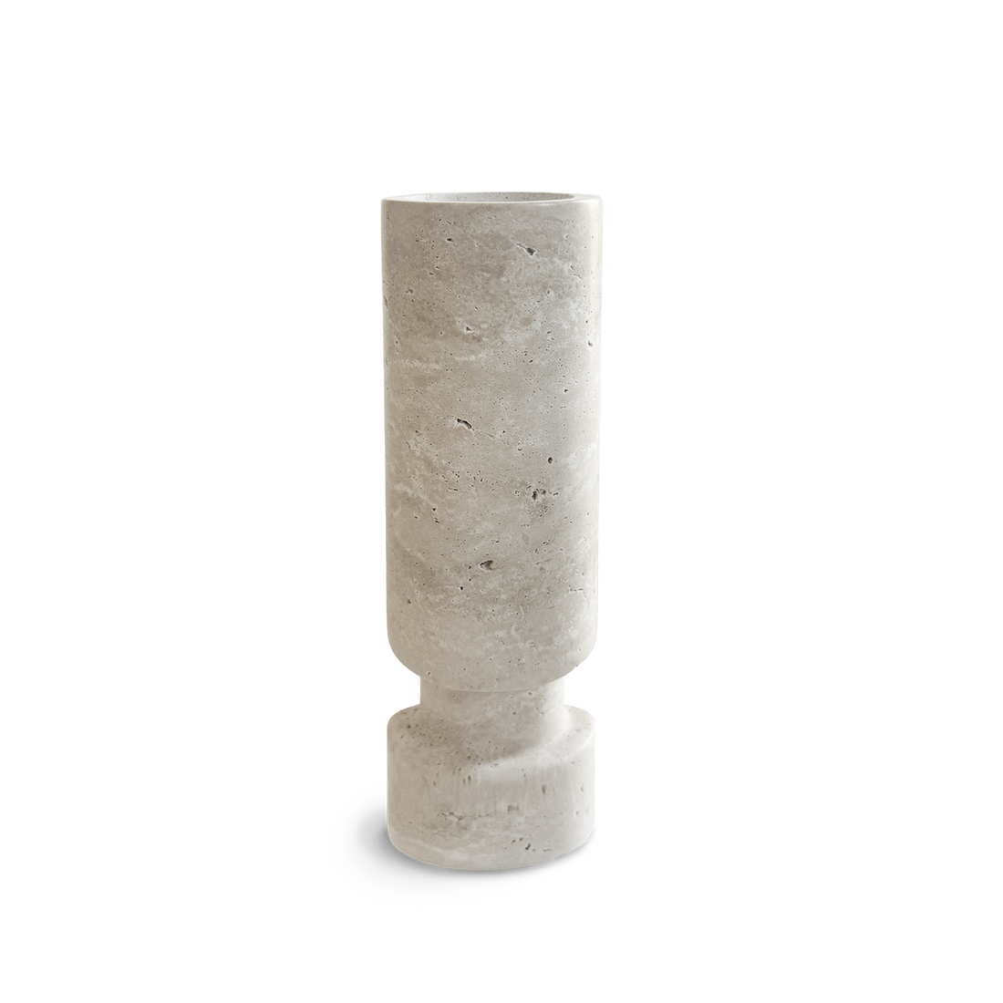 Zylindrischer Kerzenhalter aus hellem Travertin von PAVA FUMA – minimalistisches Design für Stabkerzen, handgefertigt und stilvoll in Szene gesetzt. Ideal als natürliches Wohnaccessoire mit ruhiger Ausstrahlung.