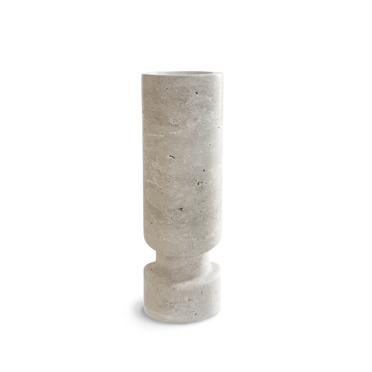 Zylindrischer Kerzenhalter aus hellem Travertin von PAVA FUMA – minimalistisches Design für Stabkerzen, handgefertigt und stilvoll in Szene gesetzt. Ideal als natürliches Wohnaccessoire mit ruhiger Ausstrahlung.