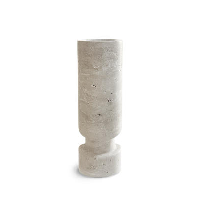 Zylindrischer Kerzenhalter aus hellem Travertin von PAVA FUMA – minimalistisches Design für Stabkerzen, handgefertigt und stilvoll in Szene gesetzt. Ideal als natürliches Wohnaccessoire mit ruhiger Ausstrahlung.