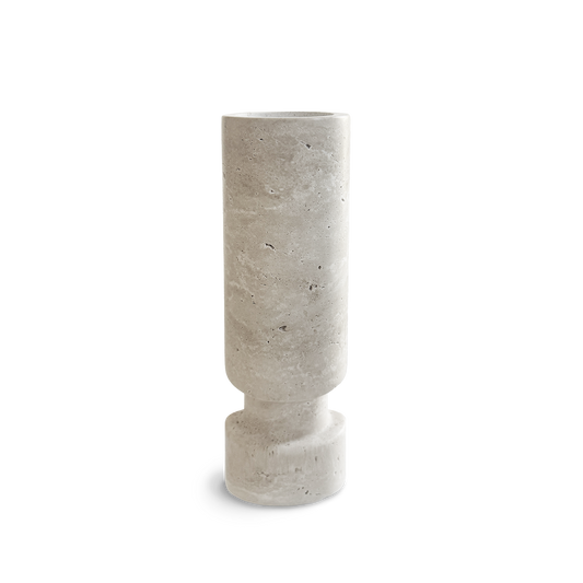 Zylindrischer Kerzenhalter aus hellem Travertin von PAVA FUMA – minimalistisches Design für Stabkerzen, handgefertigt und stilvoll in Szene gesetzt. Ideal als natürliches Wohnaccessoire mit ruhiger Ausstrahlung.