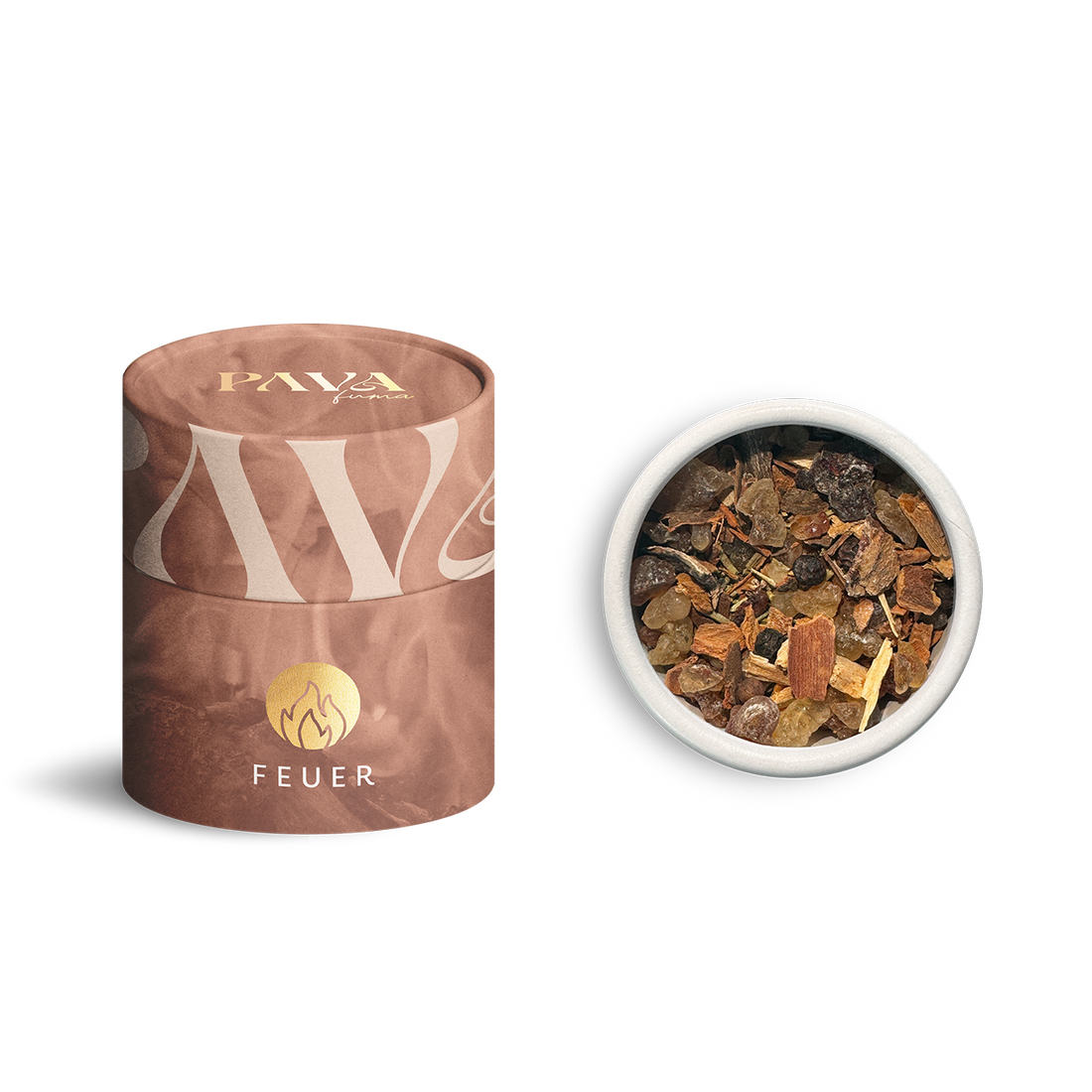 Feuer Räuchermischung von PAVAFUMA: belebende Komposition mit kräftigen Harzen, Hölzern und Gewürzen – ideal zur Energiearbeit und Aktivierung. Links im Bild die stilvolle, zylindrische Papp-Tube mit goldenem Feuersymbol, rechts die geöffnete Tube von oben mit sichtbarer Mischung aus leuchtend goldenen und rötlich-braunen Bestandteilen.