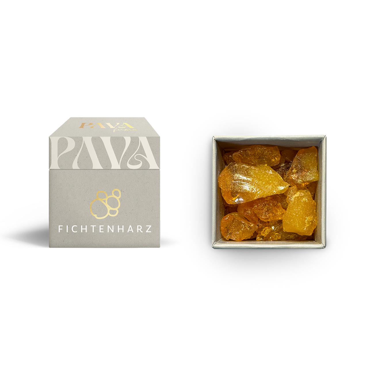 Fichtenharz von PAVAFUMA – links die elegante, naturfarbene Verpackung mit goldener Veredelung und stilisiertem Logo. Rechts daneben die geöffnete Box mit leuchtend goldenen Harzstücken in unterschiedlichen Größen. Das Harz verströmt beim Räuchern einen waldig-frischen, klärenden Duft. Ideal für Reinigungsrituale, Naturverbundenheit und Erdung in Räuchermischungen oder pur.