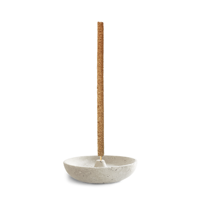 Minimalistischer Räucherstäbchenhalter aus hellem Naturstein mit runder Schale – stilvoller Untergrund für deine Räucherrituale mit natürlichem Flair.