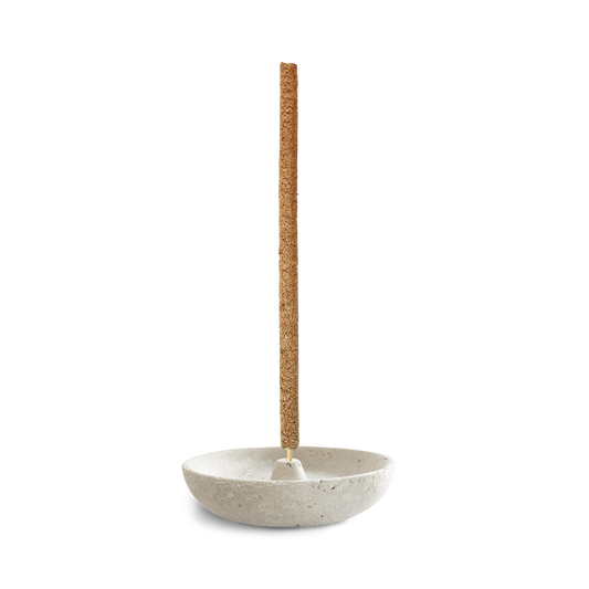 Minimalistischer Räucherstäbchenhalter aus hellem Naturstein mit runder Schale – stilvoller Untergrund für deine Räucherrituale mit natürlichem Flair.