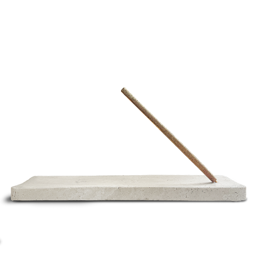 Minimalistischer Räucherstäbchenhalter aus hellem Travertinstein mit schlichter, flacher Platte – stilvolles Design für achtsame Rituale und moderne Wohnräume.