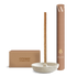 Räucherset Helios von PAVA FUMA – stilvoll arrangiertes Set mit naturfarbener Schale als Halter für ein Räucherstäbchen, minimalistischer Stäbchen-Röhre und einer „create connection“-Streichholzschachtel. Ein ästhetisches Ensemble für dein tägliches Ritual – schlicht, modern und harmonisch inszeniert.