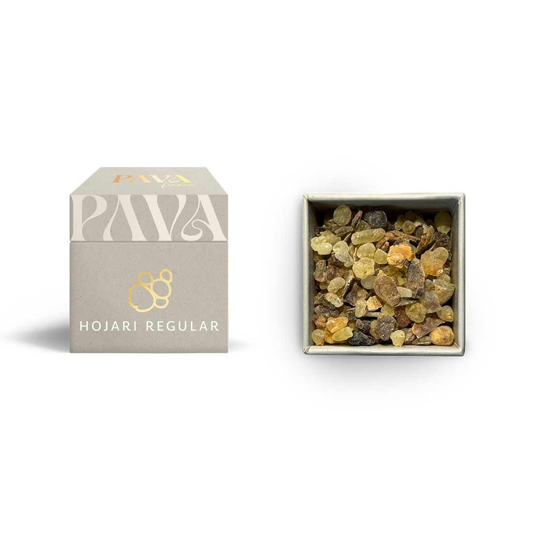 Der Weihrauch „Hojari Regular“ von PAVAFUMA – links die elegante, graue Tube mit goldfarbenem Logo, rechts daneben die geöffnete Verpackung von oben mit einer Auswahl verschiedenfarbiger Harzstücke aus der ersten Ernte des omanischen Hojari-Weihrauchs – ein naturbelassenes Duftharz mit warm-würzigem Aroma.