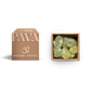 Der Weihrauch „Hojari Royal“ von PAVAFUMA – links die edle, sandfarbene Duft-Box mit goldgeprägtem Logo, rechts daneben der Blick von oben in die geöffnete Verpackung, in der die großen, hellgrünen Weihrauchstücke des hochwertigen Hojari Harzes aus dem Oman zu sehen sind.
