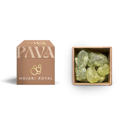 Der Weihrauch „Hojari Royal“ von PAVAFUMA – links die edle, sandfarbene Duft-Box mit goldgeprägtem Logo, rechts daneben der Blick von oben in die geöffnete Verpackung, in der die großen, hellgrünen Weihrauchstücke des hochwertigen Hojari Harzes aus dem Oman zu sehen sind.