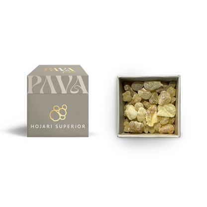 Der Weihrauch „Hojari Superior“ von PAVAFUMA – links die hochwertige, graue Duft-Tube mit goldgeprägtem Logo, rechts daneben der Blick von oben in die geöffnete Verpackung mit den goldgelben bis bernsteinfarbenen Harzstücken des edlen Hojari-Weihrauchs aus dem Oman.