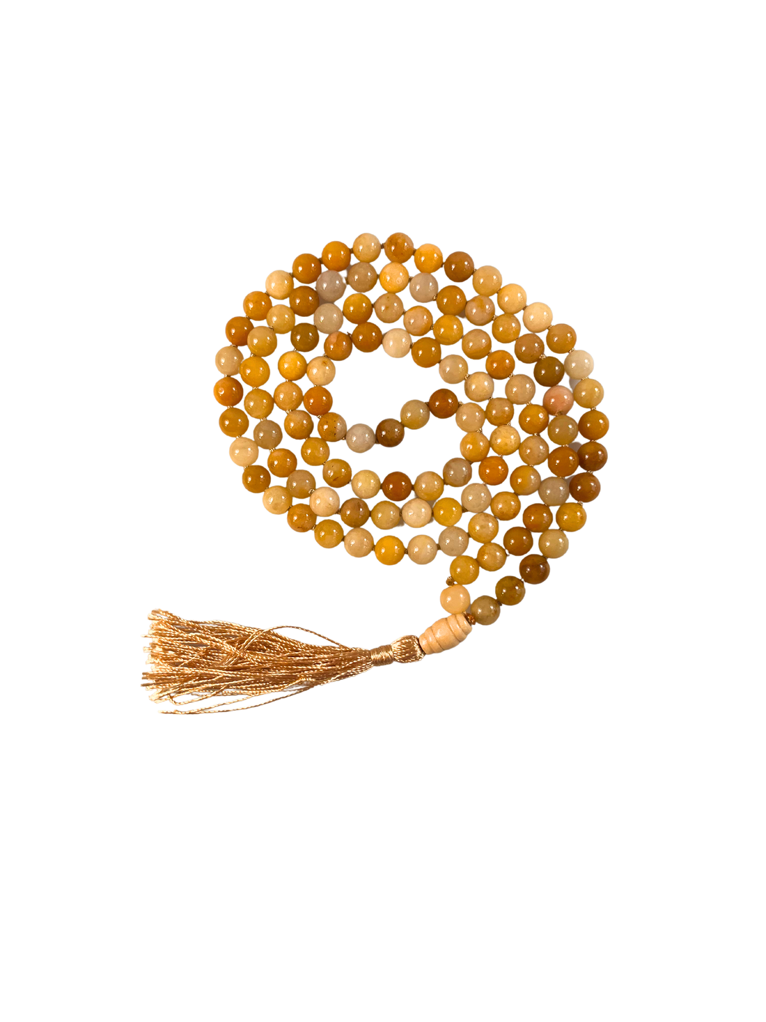 Eine handgeknüpfte Mala-Kette aus polierten Honigcalcit-Perlen in warmen Gelb- und Goldtönen, spiralförmig gelegt und mit einer goldschimmernden Quaste sowie einer glatten Guru-Perle aus hellem Holz veredelt. Das Schmuckstück ist freigestellt auf hellem Hintergrund dargestellt und eignet sich ideal für Meditation, spirituelle Rituale oder als energetisches Accessoire mit sonniger Ausstrahlung.