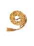 Eine handgeknüpfte Mala-Kette aus polierten Honigcalcit-Perlen in warmen Gelb- und Goldtönen, spiralförmig gelegt und mit einer goldschimmernden Quaste sowie einer glatten Guru-Perle aus hellem Holz veredelt. Das Schmuckstück ist freigestellt auf hellem Hintergrund dargestellt und eignet sich ideal für Meditation, spirituelle Rituale oder als energetisches Accessoire mit sonniger Ausstrahlung.