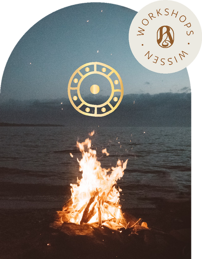 Goldener Jahreskreis um ein stilisiertes Lagerfeuer – symbolisiert die Verbindung von Natur, Ritualen und den Zyklen der Jahreszeiten im Workshop.