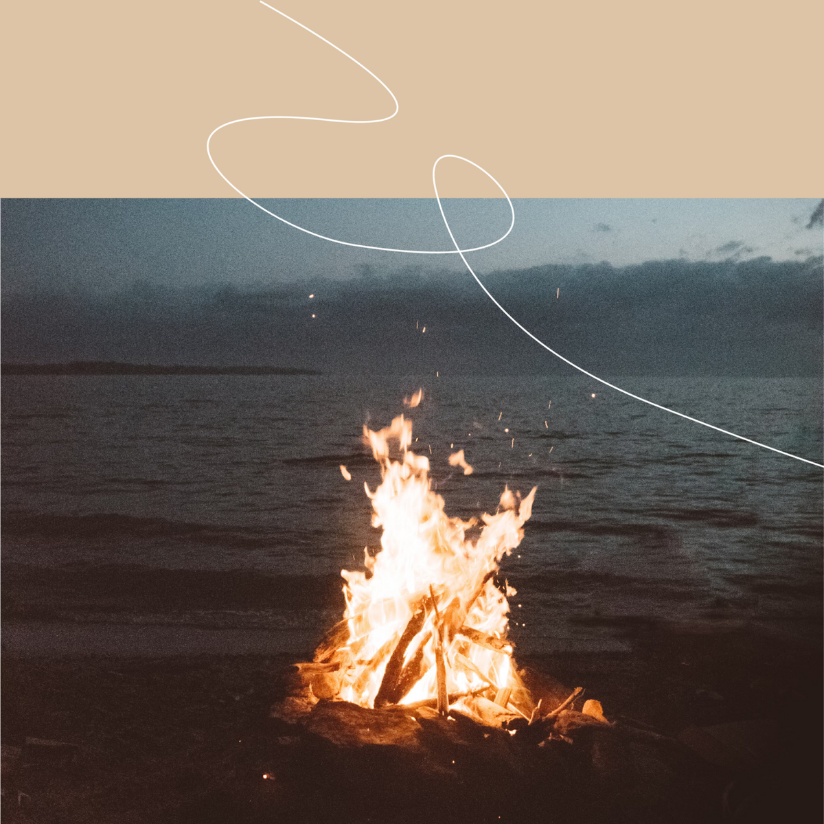 Lagerfeuer bei Dämmerung am Seeufer – Symbol für Transformation und Wärme im Jahreskreis. Ideal für Rituale im Freien, verbunden mit den Elementen und dem Rhythmus der Natur.