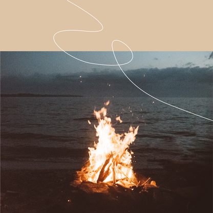 Lagerfeuer bei Dämmerung am Seeufer – Symbol für Transformation und Wärme im Jahreskreis. Ideal für Rituale im Freien, verbunden mit den Elementen und dem Rhythmus der Natur.